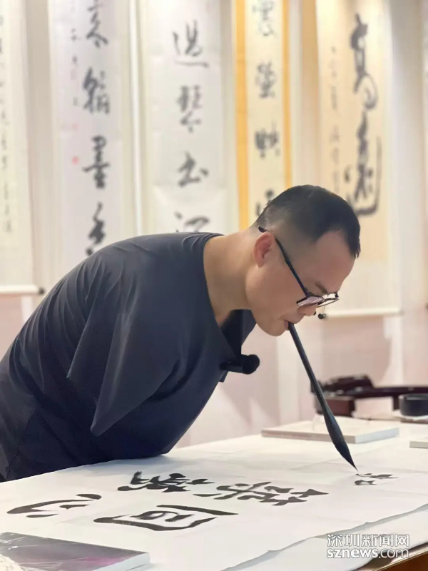 2-无臂策展人：嘴衔笔 脚拆盒 肩布展 为残疾人撑起一场艺术展.png