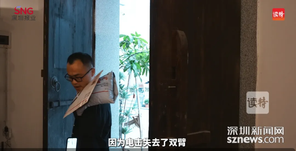 3-无臂策展人：嘴衔笔 脚拆盒 肩布展 为残疾人撑起一场艺术展.png