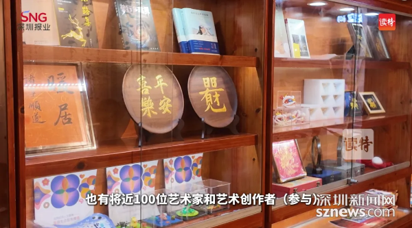 5-无臂策展人：嘴衔笔 脚拆盒 肩布展 为残疾人撑起一场艺术展.png