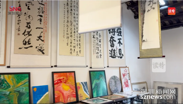 6-无臂策展人：嘴衔笔 脚拆盒 肩布展 为残疾人撑起一场艺术展.png