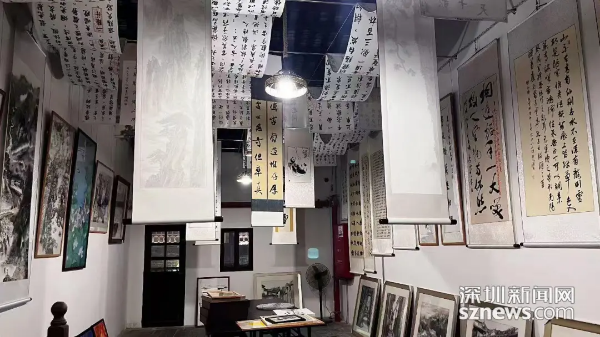7-无臂策展人：嘴衔笔 脚拆盒 肩布展 为残疾人撑起一场艺术展.png