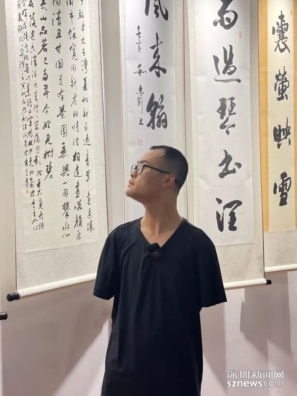 8-无臂策展人：嘴衔笔 脚拆盒 肩布展 为残疾人撑起一场艺术展.png
