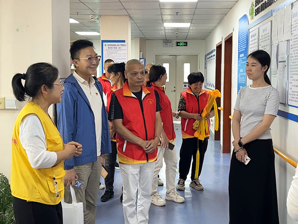 图：参观新湖街道职康中心场地