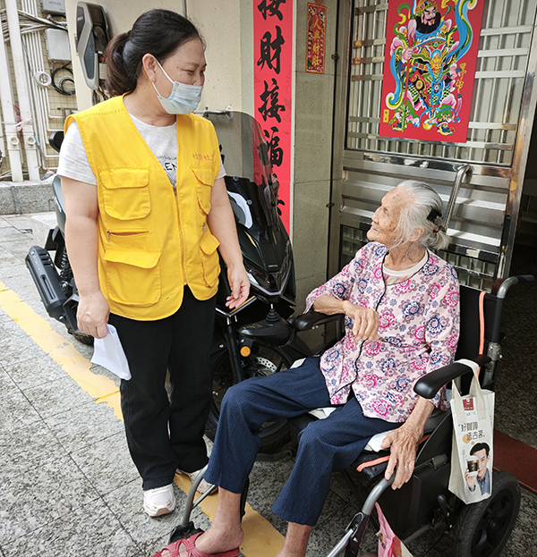 图：入户走访慰问