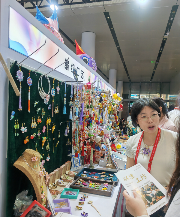 均为残疾女性手作！马斯克儿子同款盘扣、南京网红“烫头鸭”文创亮相文博会5.jpeg