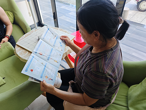 图：服务对象查阅宣传手册