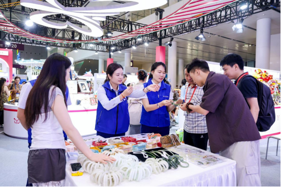交通银行深圳分行护航文博会“美丽工坊”助残公益展5.png