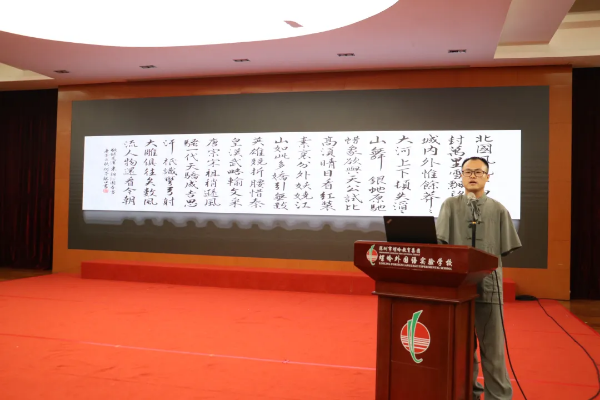 何子龙在深圳市螺岭外国语实验学校为学生演讲