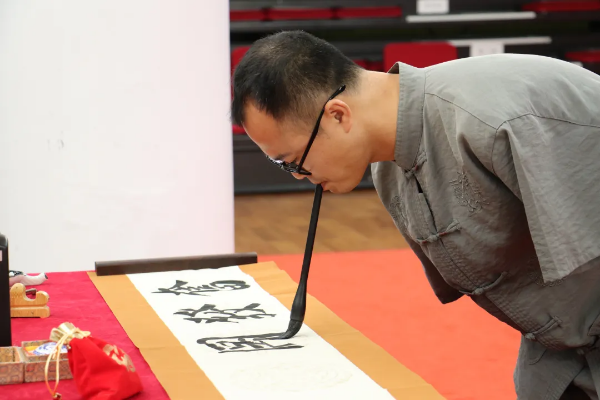 何子龙现场进行了精彩的口书展示