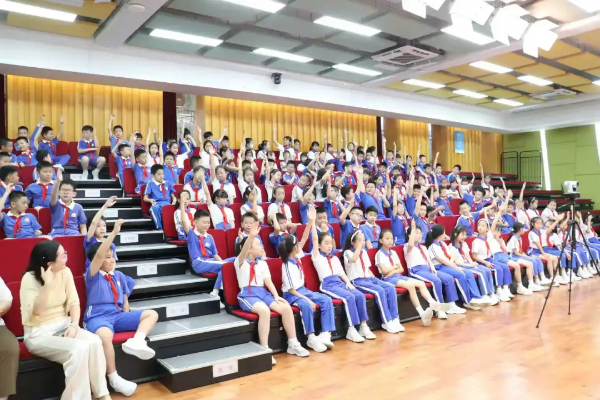 整场活动中,学生们认真聆听、积极互动