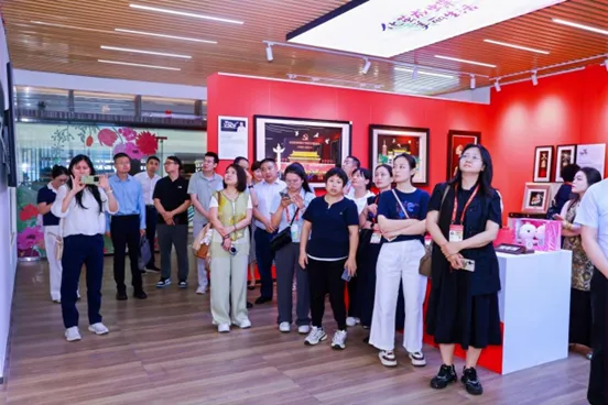 1-湾区首站,美丽绽放——粤港澳大湾区首家“美丽工坊”形象体验店落户深圳书城・龙华城.png