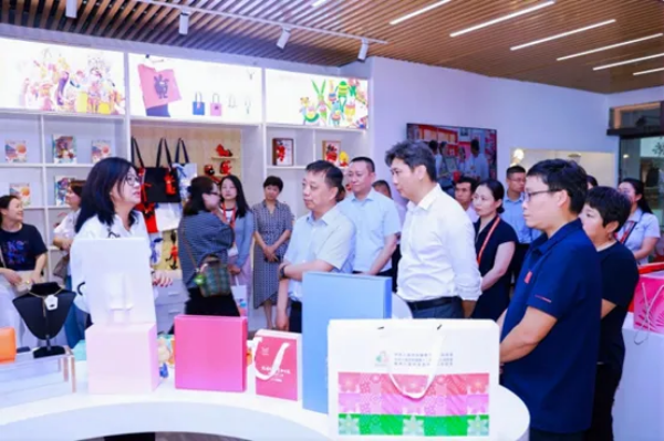 2-湾区首站,美丽绽放——粤港澳大湾区首家“美丽工坊”形象体验店落户深圳书城・龙华城.png