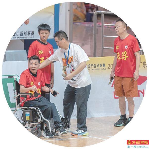 粤BA粤超赛场上的励志身影，鼓舞着球员们全力以赴——“独腿球王”拄双拐开球 听障球员戴助听器候场 忠粉“轮椅哥”风雨无阻助阵2.jpg