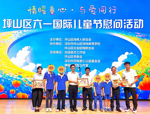 图：学生代表赠送手工作品