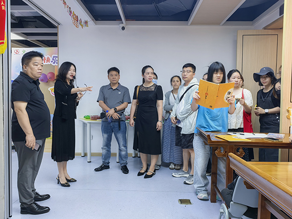 图：参观盐康中心训练区