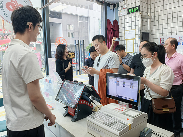 图：奉献爱心，助力公益