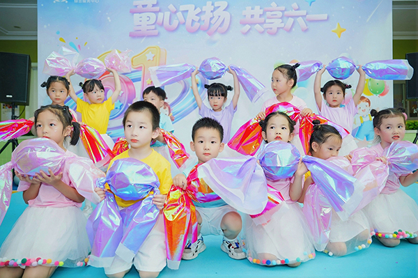 图：福田区翰林幼儿园小朋友舞蹈表演