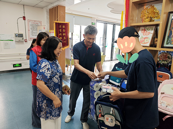 图：赠送物资