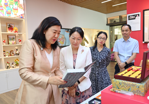 董秀率队前往龙华书城实地调研粤港澳大湾区首家“美丽工坊”形象体验店运营情况