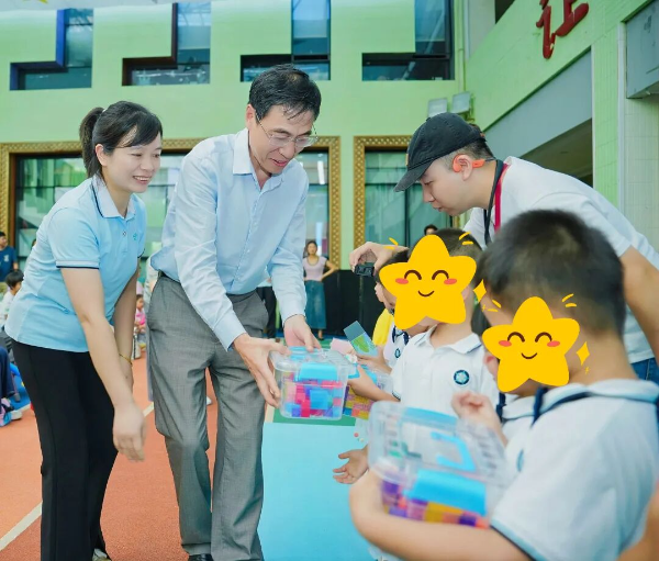 图：领导为幼儿发放礼品