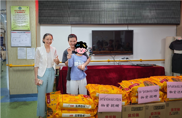 罗薇为残疾儿童发放物资