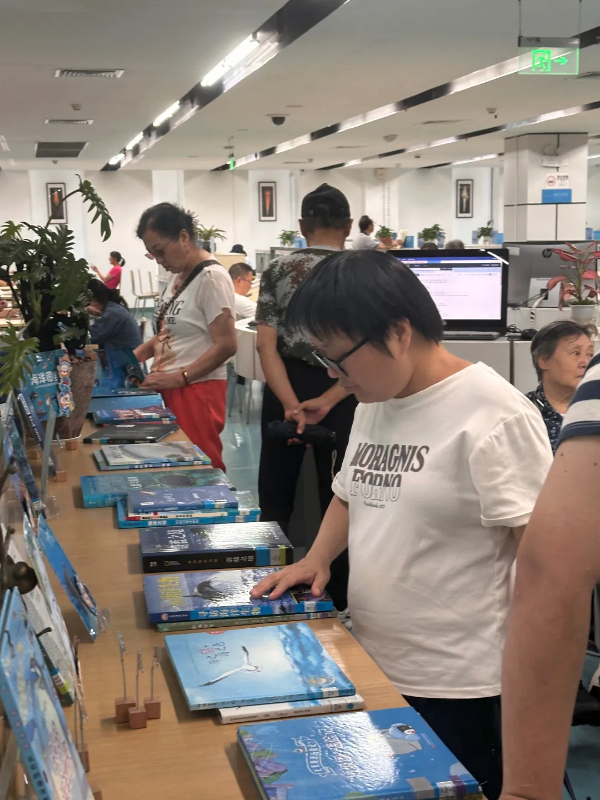 残疾人阅读书籍