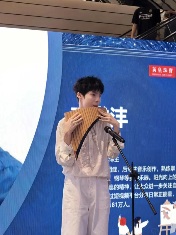 当画笔邂逅珠宝，“我画我心”公益项目在罗湖启动4.jpg