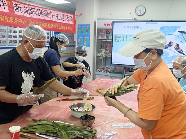 大家一起体验包粽子