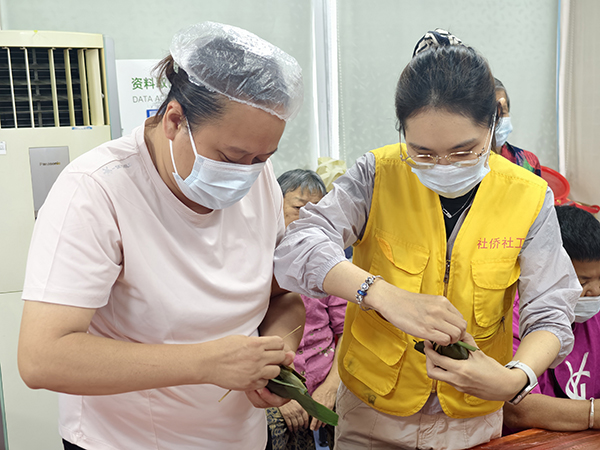 残疾人认真学习包粽子