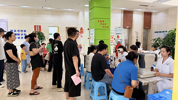 来访群众做眼底筛查
