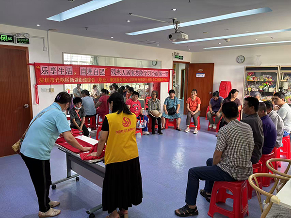 大家共同学习叠衣服