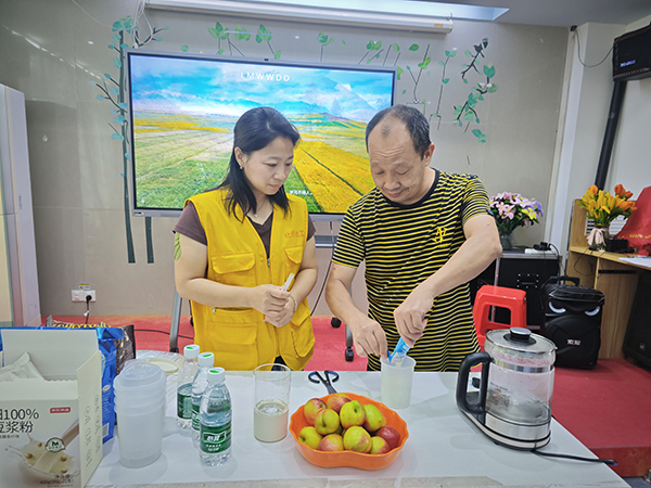 社工教授残疾人学习冲泡奶粉