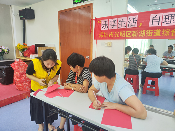 大家学习传统剪纸