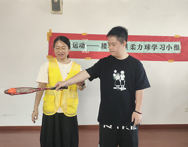工作人员一对一指导动作