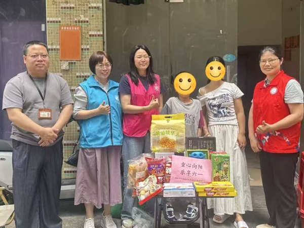 工作人员上门慰问