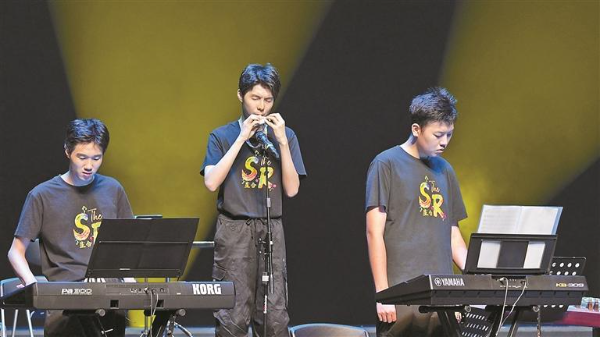 The S.R.星合乐团上台演奏《月夜之舞》《大鱼》两首开场曲目