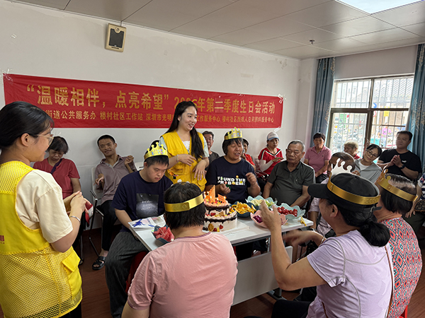 大家集体围坐唱生日歌