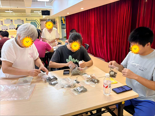 残疾人在制作香囊