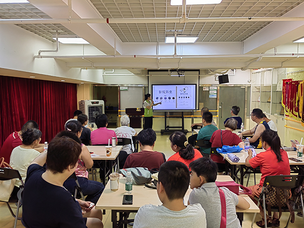 图：社工在讲解香囊的中草药配方