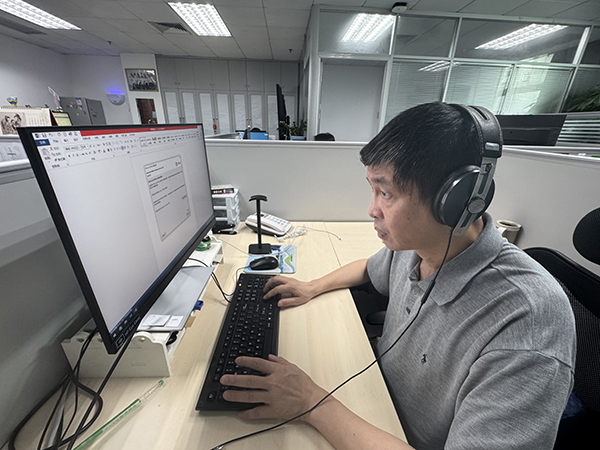 唐新宇使用读屏软件工作