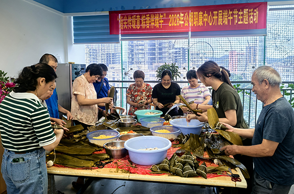 大家认真地包粽子