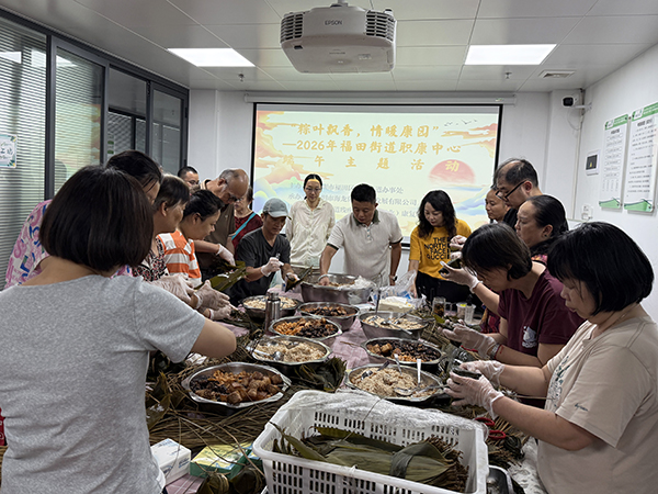曾琪与残疾人温情互动