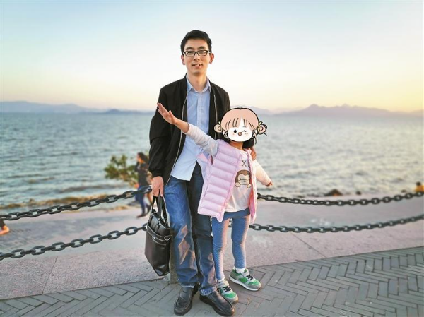 陈国治与女儿然然在海边的合影