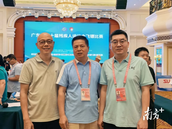 姜桂义与李育康（左）、代利军（右）合影