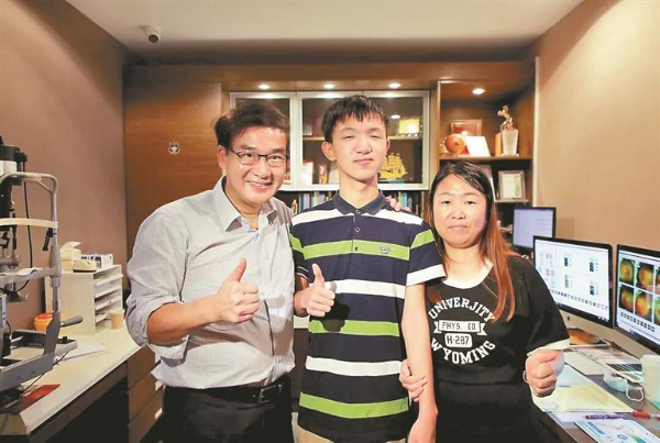 2024年，小斌斌回到深圳复查，与林顺潮（左一）合影