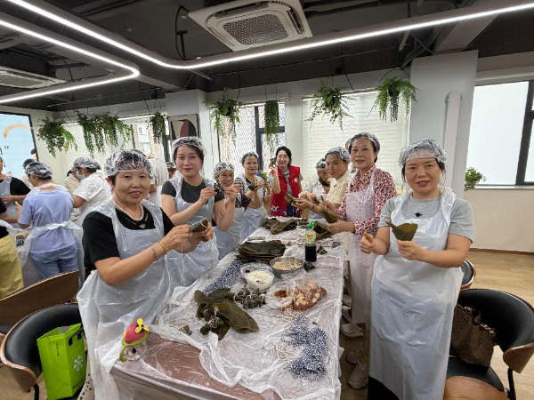 老带新，包粽现场
