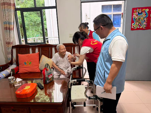 社工与志愿者探望困难家庭