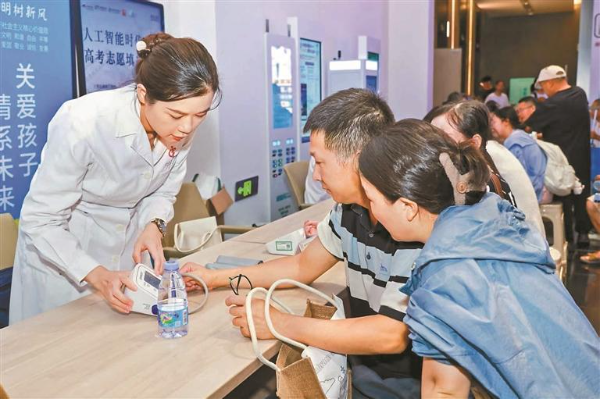 医护人员为居民提供血压检测、健康答疑等便民义诊服务