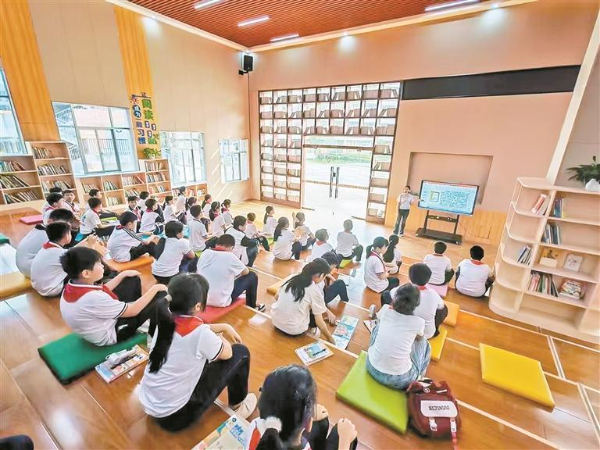 “龙华书屋”为紫金县学子提供丰富的阅读资源和温馨的阅读空间