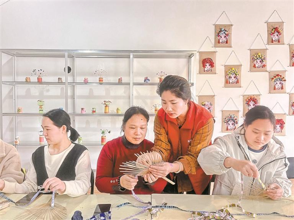 龙凤公益服务站以温情陪伴助力易地搬迁群众融入新家园